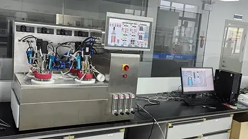 Биореакторные системы Fengze с четырьмя сосудами используются в биологической лаборатории исследовательского института: